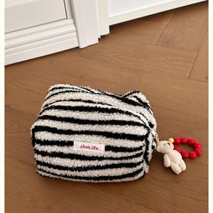 Trousse de toilette haut de gamme étiquette lavable coton doux remplissage pochette d'hiver multi-rayures laine d'agneau sac cosmétique de qualité supérieure - Product Image 2