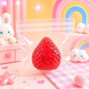 Jouet à presser en forme de fraise, en TPR, charmant et amusant, anti-stress pour enfants et adultes - Product Image 1