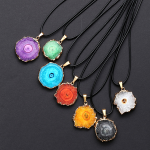 Collier pendentif en tranche d'agate naturelle motif tournesol, bord plaqué or, charme en agate brute avec cordon ciré, vente en gros de bijoux - Product Image 5