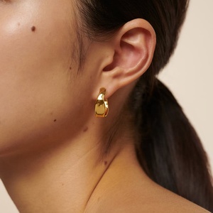 2025 nouvelle haute qualité irrégulière cambrée Surface gros bijoux fins en laiton 18k plaqué or vague moyenne boucles d'oreilles créoles - Product Image 5