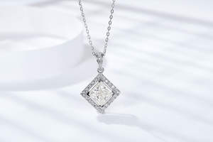 Collar de Moissanita Unisex de 2 Quilates, Diseño Minimalista, Chapado en Rodio y Oro, Corte Princesa, Certificado GRA, de All Fashion - Product Image 2