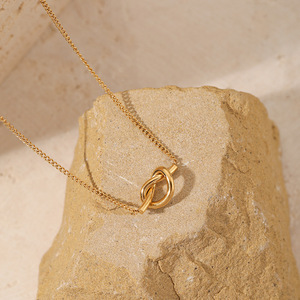 Collana con nodo placcato in oro 18K con catena a maglie minimalista con diamante perfetto regalo per la festa della mamma della tua madre preferita - Product Image 4