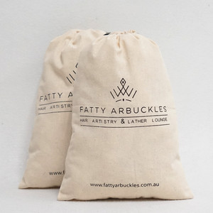 Sacs à cordon pliables en toile de coton beige au design personnalisé avec motif lettres et logo sérigraphié de taille moyenne - Product Image 3