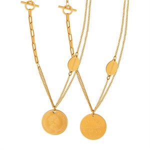 Collar de la Reina Isabel, Joyería con Doble Cadena y Grabado Redondo - Product Image 1