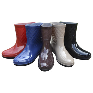 Encuentre el mejor fabricante de botas plasticas para mujer y botas  plasticas para mujer para el mercado de hablantes de spanish en alibaba.com