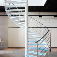 Escalier extérieur moderne courbé avec garde-corps en acier inoxydable et en verre, éclairage LED sur les marches, design durable et écologique