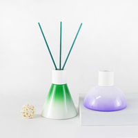 Diffuseur de parfum à bâtonnets en verre décoratif de différentes formes avec couvercle pour le confort domestique