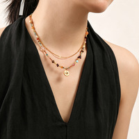Collier pendentif pièce texturé en plaqué or 18 carats PVD avec perles de pierres naturelles mélangées, fait main, vente en gros d'usine, idéal pour les vacances