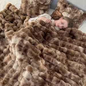 Plaid en fausse fourrure de lapin double face extra doux, grande taille 50*60 pouces, personnalisé tie-dye marron pour l'hiver - Product Image 1