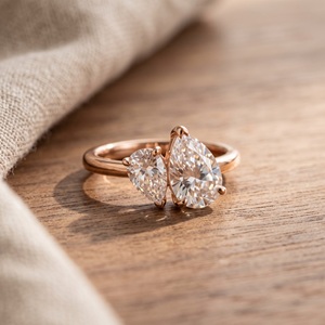 Anillo de Diamantes Cultivados en Laboratorio con Corte Pera, Color D, Oro Amarillo de 14K, Anillo de Dos Diamantes, Anillos de Compromiso Únicos, Joyería Fina - Product Image 1
