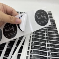 Autocollant de logo personnalisé Papier synthétique en PVC imperméable vinyle adhésif Rouleau imprimé personnalisé Feuilles de parfum cosmétique Logo de marque en cercle