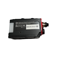 Lecteur de codes à barres bidimensionnels KEYENCE SR-2000W utilisé pour la lecture de codes sur plusieurs faces des boîtes en carton dans les lignes de tri