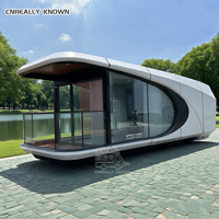 Maison autonome avec toilettes à compostage pour un espace de vie éco-responsable, capsule habitable