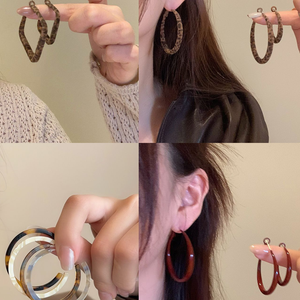 Pendientes de aro doble dorados, apilados para un estilo lujoso, líneas únicas y textura moderna. - Product Image 2