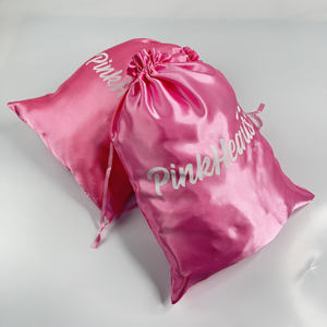 Sacs à cordon en satin rose personnalisés avec impression blanche - Emballage de luxe pour les marques de beauté et de mode - Product Image 1