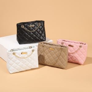 Bolso de Hombro Pequeño Acolchado y Bordado para Mujer, Estilo Casual y Elegante, Fácil de Combinar, con Cadena y Forro de Poliéster, Venta al Por Mayor - Product Image 1