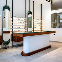 Magasin de vente au détail optique contemporain avec étagères ouvertes à niveaux et vitrines rondes éclairées