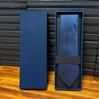 Boîte à cravate personnalisée en carton rigide gris, texture papier spécial, avec plateau intérieur noir ou bleu marine pour cravates longues