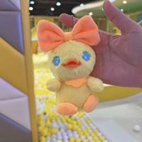 Porte-clés en peluche canard à nœud papillon, petit canard jaune et blanc en peluche, pendentif pour sac, cadeau d'anniversaire pour enfants, jouet en peluche en gros
