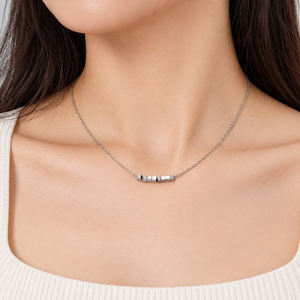 Collier de perles géométriques en acier inoxydable, chaîne fine argentée avec détail facetté central - Product Image 5