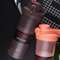 Bouteille d'eau de sport en plastique à ouverture par bouton PP, type à pression avec poignée, pour protéines, avec logo, prix abordable, vente chaude