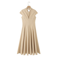 Robe midi décontractée chic pour femme, nouvelle collection été 2026, col montant, style rétro, manches courtes.