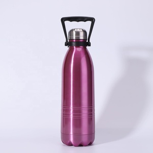 Bouteille d'eau sport en acier inoxydable de 64 oz, grande capacité avec poignée, gourde isotherme en forme de cola de 1800 ml, goulot étroit - Product Image 4