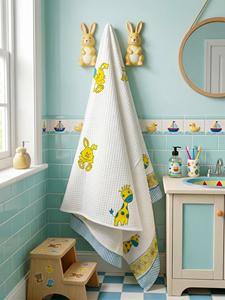 Serviettes de bain pour enfants au design unique, en coton premium, douces au toucher, séchage rapide, idéales pour le bain et les voyages, disponibles à la vente. - Product Image 5
