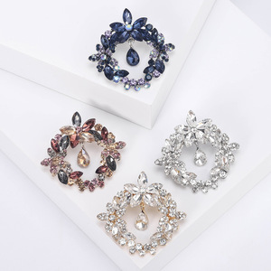 Broche de luxe en alliage plaqué argent avec fleur en cristal, décoration de robe élégante pour femme, cadeau de fête multicolore et étincelant - Product Image 1