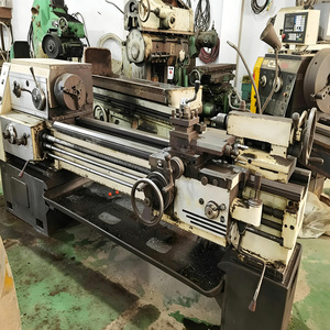 Tour manuel d'occasion avec mandrin à 3 mors et tête à engrenages pour le tournage des métaux - Product Image 4