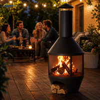Moderne schwarze Metall-Holzfeuerstelle mit Holzlager und Funkenfanggitter für Terrassen-Feuerstelle im Freien
