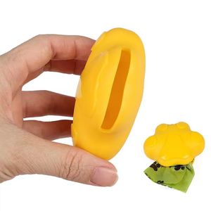Distributeur de sacs à déjections pour animaux de compagnie en silicone en forme de patte, mignon et personnalisé, pour la promenade en extérieur - Product Image 3