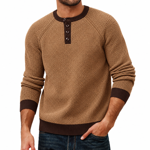 Pull Henley pour homme TESSUTO en tricot gaufré camel marron, manches raglan, bordure côtelée marron foncé contrastante, col boutonné - Product Image 1