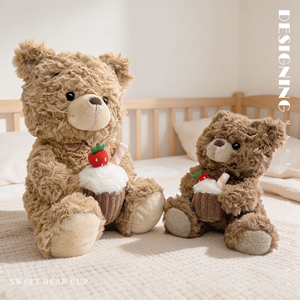 Peluche Ours en Peluche Personnalisée OEM/ODM - Ours Brun Moelleux avec <span class=keywords><strong>Accessoire</strong></span> Muffin Fraise - Product Image 2