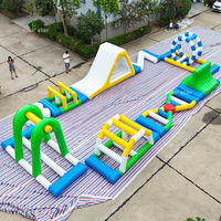 Parcours d'obstacles aquatiques gonflables modulaires avec toboggans et plateformes en PVC pour utilisation en lac et en parc aquatique en mer