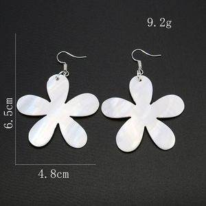 48mm naturale madreperla <span class=keywords><strong>orecchini</strong></span> pendenti alla moda <span class=keywords><strong>con</strong></span> conchiglia di fiori ciondolo in metallo all'uncinetto gioielli per feste regali - Product Image 6