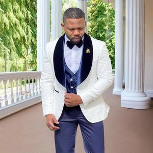 Completo da Sposo 3 Pezzi: <span class=keywords><strong>Giacca</strong></span> Bianca con Motivo, Pantaloni Neri, Gilet Verde con Risvolto a Scialle, Blazer <span class=keywords><strong>e</strong></span> Pantaloni da Uomo - Product Image 1