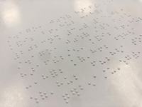 Impression en relief et en braille, impression en braille, panneaux et icônes codés par couleur