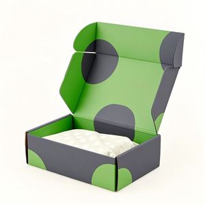 กล่องของขวัญแม่เหล็กสีขาวด้านแบบกำหนดเองสุดหรู พร้อมริบบิ้นสำหรับบรรจุภัณฑ์เสื้อผ้า/รองเท้า ถุงเท้า พิมพ์ลายนูน - Product Image 6