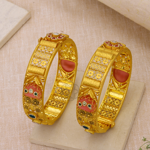 Bracelets en or élégants et artisanaux avec motifs floraux complexes et accents en émail rouge, bijoux traditionnels pour mariages et occasions festives. - Product Image 1