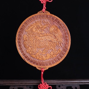 Colgante de madera de durazno tallado con diseño de dragón y fénix, amuleto de madera unisex con borla roja, ideal para regalo en el hogar u oficina. - Product Image 4