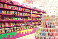Meuble Présentoir à Bonbons et Snacks Personnalisé pour Magasin de Confiserie Coloré – Étagère en Bois pour Vrac