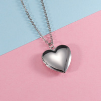 Kalung Liontin Foto Bentuk Hati Romantis Bahan Stainless Steel Warna Perak dengan Mutiara dan Batu, Laris untuk Wanita dan Remaja Putri