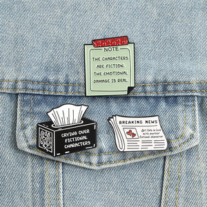 Spilla smaltata divertente con pun ridda a tema fragola e banda, con il messaggio 'This Is A Strobbery Put All The Kisses In The Bag', distintivo da risvolto, gioiello regalo - Product Image 3