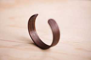 Bracelets en bois faits à la main pour femmes Accessoires de mode élégants en bois naturel parfaits pour les looks de tous les jours ou Boho - Product Image 3