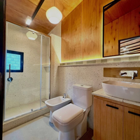 Maison conteneur modulaire pliable moderne avec mur en verre, aménagement intérieur complet, marque JUJIU, garantie 5 ans pour les locations Airbnb et les vacances