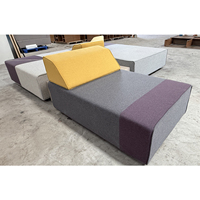 Canapé modulable pour espace public de l'hôtel Aloft by Marriott, canapé d'angle, chaise sans accoudoirs en bois