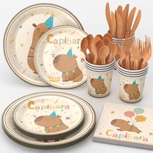 Vente en gros de sets de vaisselle de fête de Noël modernes, jetables, biodégradables et écologiques, sur le thème du capybara, personnalisables - Product Image 4