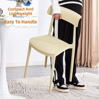Chaise de salle à manger en plastique de style nordique, dossier épaissi, confortable pour une assise prolongée, non pliable, usage commercial, restaurants
