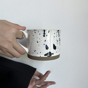 Taza de Café de <span class=keywords><strong>Cerámica</strong></span> Japonesa BloomSip con Diseño de Puntos de Tinta, Base de <span class=keywords><strong>Gres</strong></span> Crudo, Grado Alimenticio, 420ml, Venta al por Mayor, Logotipo Personalizado, Estilo OEM ODM - Product Image 3
